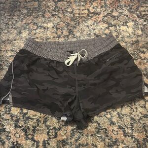 Vuori Clementine Short Womens Small Black Watercolor Camo Lined Athletic